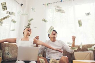 Cara Mengatur Keuangan Pasangan Muda yang Baru Menikah Gaji Gabungan