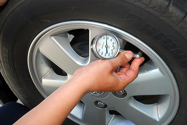 Berapa Tekanan Ban Mobil Ideal saat Musim Hujan