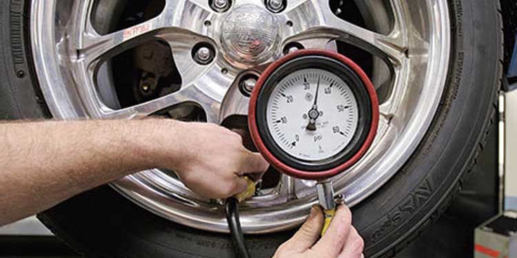 Berapa Tekanan Ban Mobil Ideal saat Musim Hujan