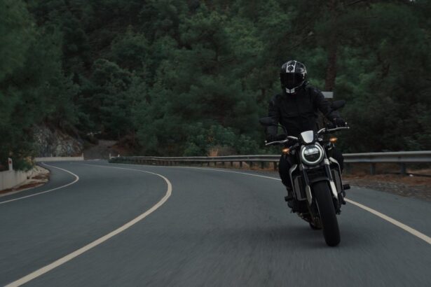 Berkendara Motor Kopling di Tanjakan