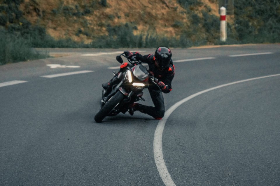 Berkendara Motor Kopling di Tanjakan