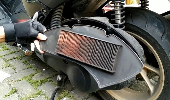 Cara Membersihkan Filter Udara Motor Injeksi yang Kotor