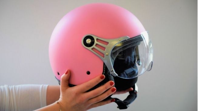 Cara Mencegah Bau Apek pada Helm