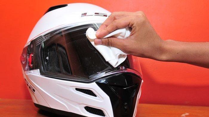 Cara Mencegah Bau Apek pada Helm