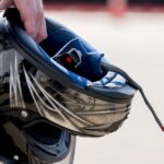 Cara Mencegah Bau Apek pada Helm