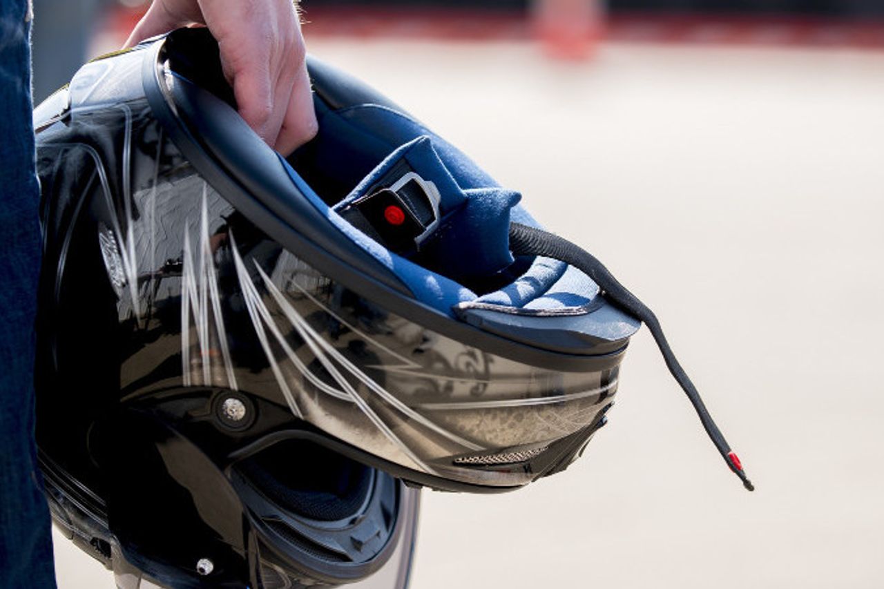 Cara Mencegah Bau Apek pada Helm