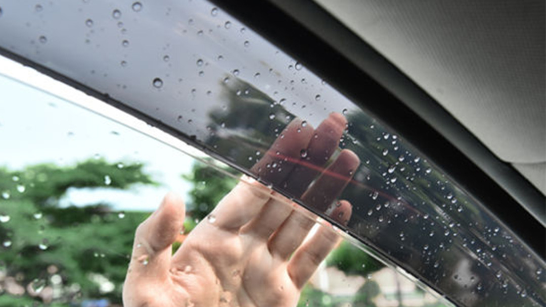Cara Mengatasi Kaca Mobil Berembun Saat Hujan Tanpa AC