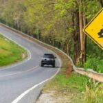 Cara Parkir Mobil di Jalan Miring dengan Aman