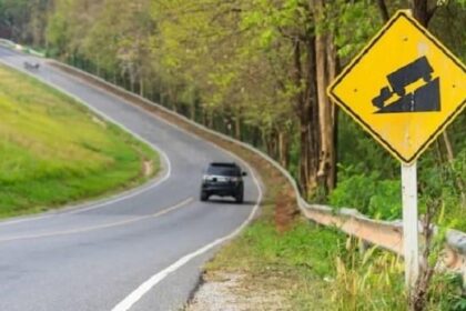 Cara Parkir Mobil di Jalan Miring dengan Aman