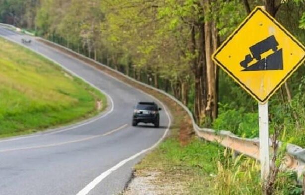 Cara Parkir Mobil di Jalan Miring dengan Aman