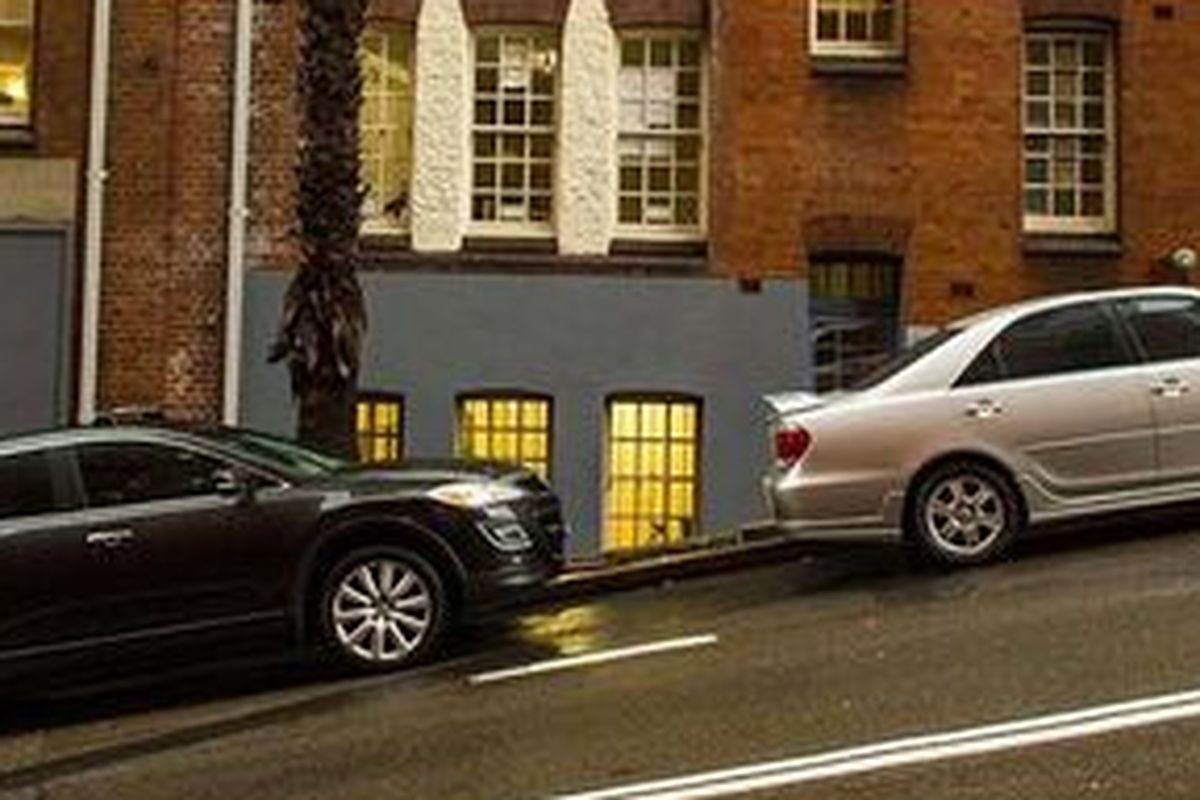 Cara Parkir Mobil di Jalan Miring dengan Aman