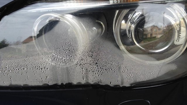 Mengatasi Headlamp Mobil Berembun Saat Musim Hujan