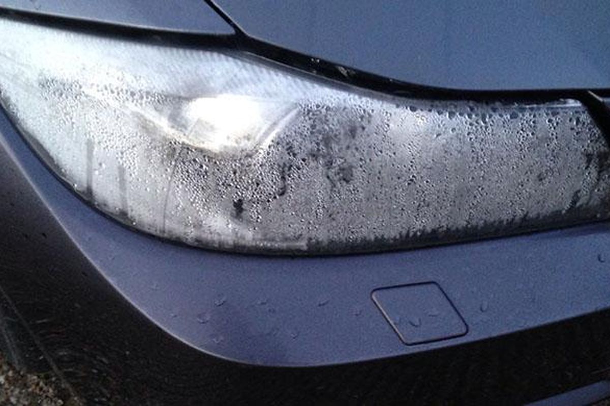 Mengatasi Headlamp Mobil Berembun Saat Musim Hujan