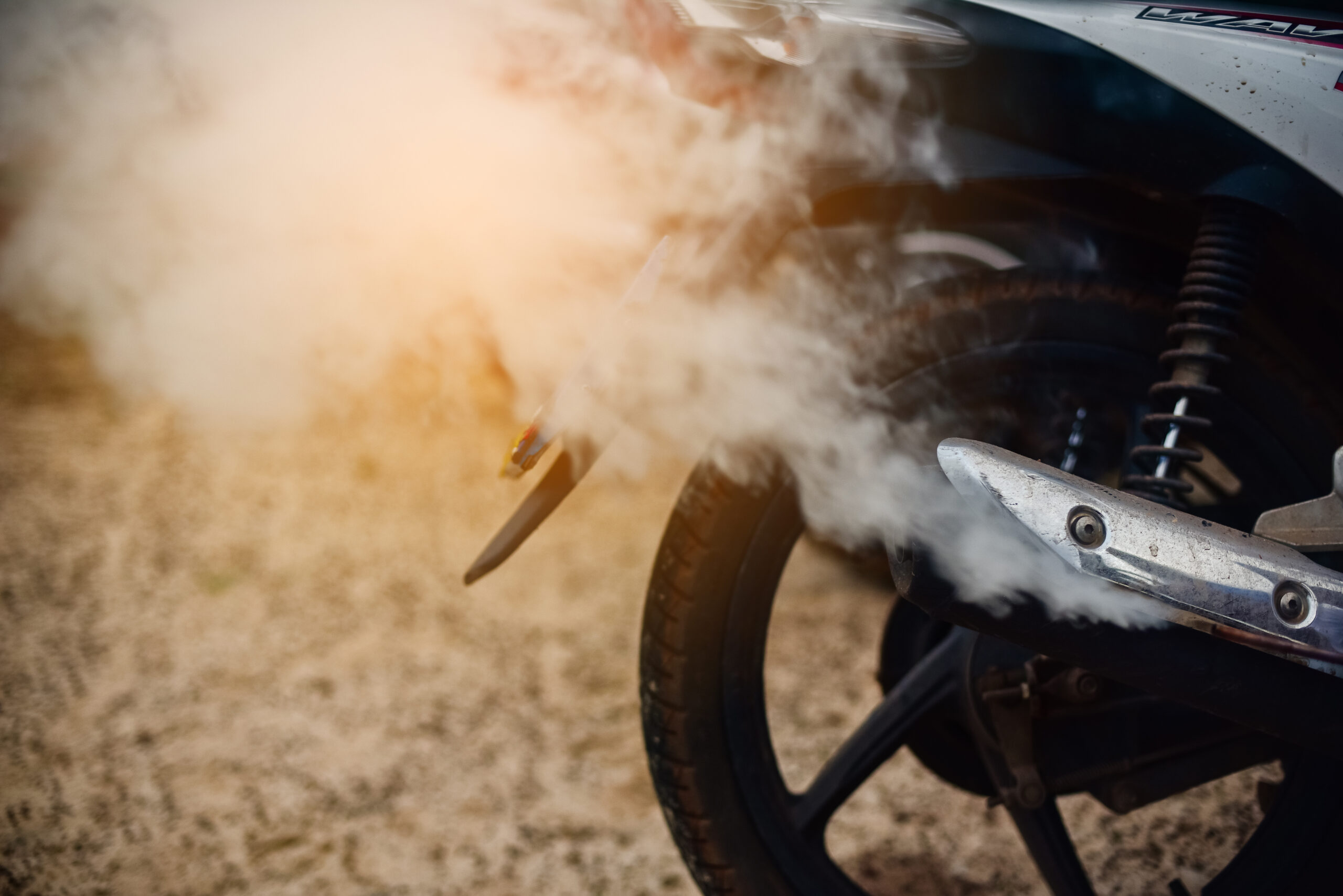 Penyebab Knalpot Motor Keluar Asap Putih