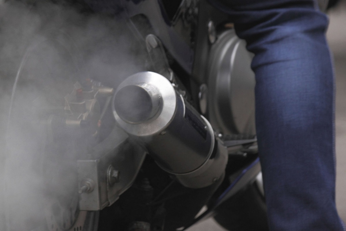 Penyebab Knalpot Motor Keluar Asap Putih
