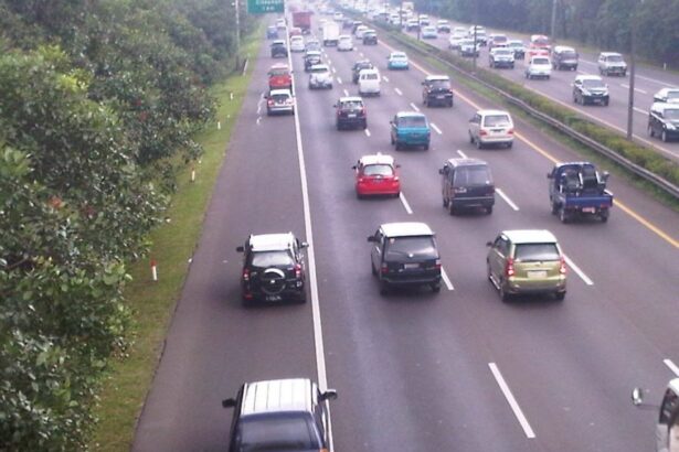 Teknik Menyalip Kendaraan yang Benar