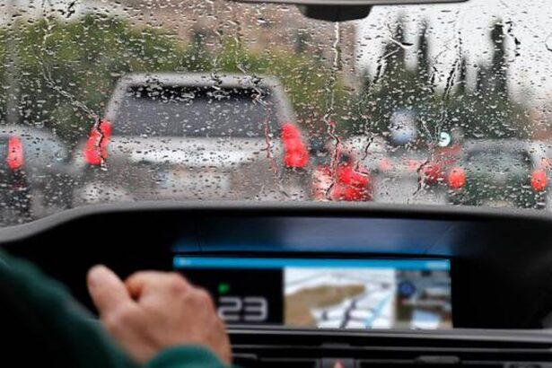 Tips Aman Berkendara Mobil saat Musim Hujan