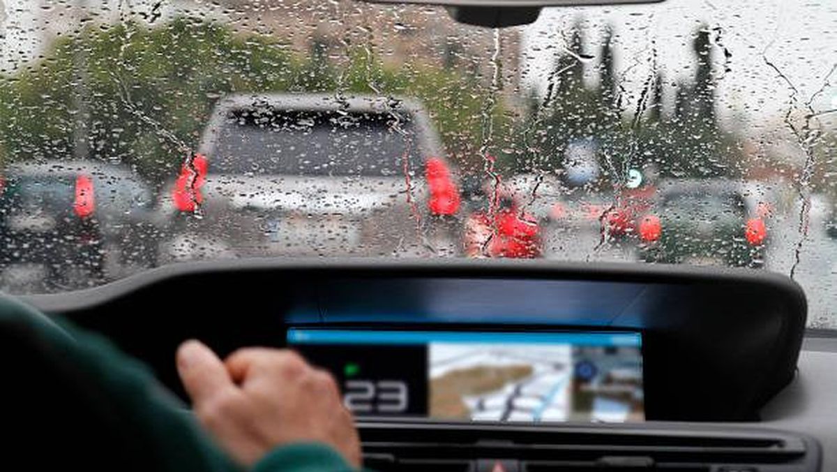 Tips Aman Berkendara Mobil saat Musim Hujan