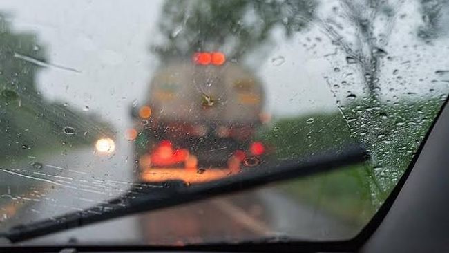 Tips Aman Berkendara Mobil saat Musim Hujan