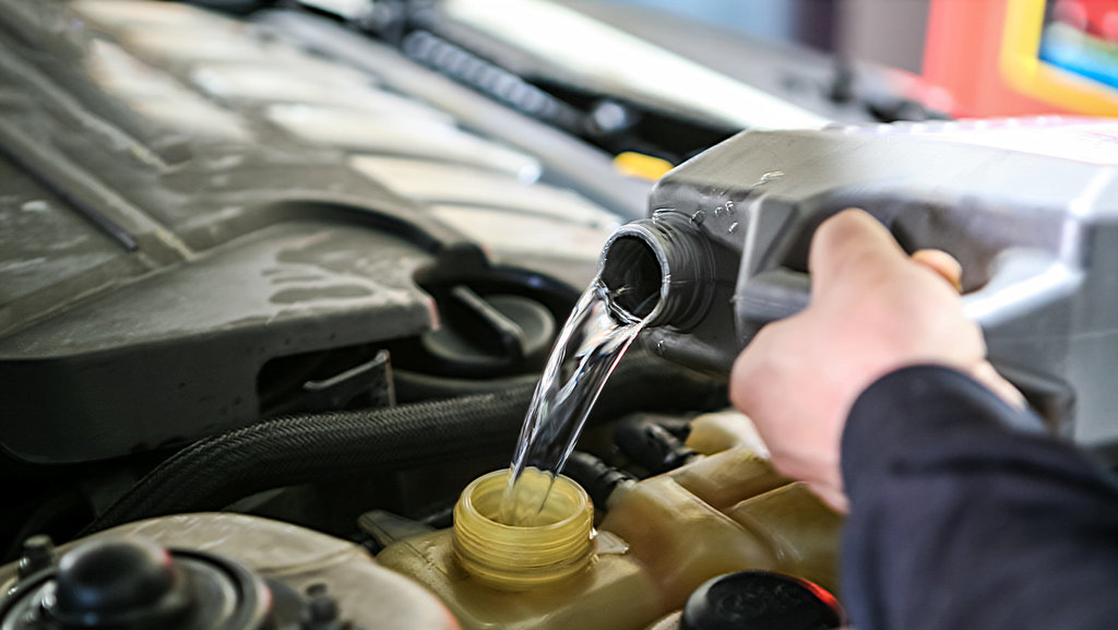 Tips Memilih Air Radiator Mobil