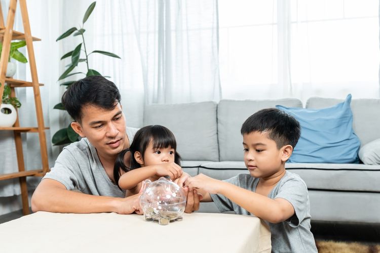 Cara Ajarkan Anak Kelola Uang Sejak Dini