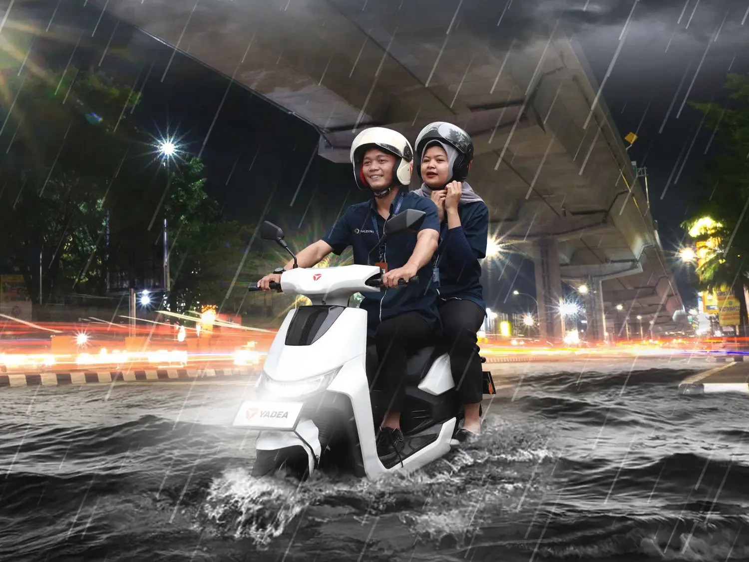 Cara Aman Berkendara Motor Listrik Saat Hujan