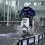 Cara Aman Berkendara Motor Listrik Saat Hujan