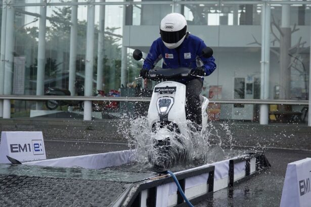 Cara Aman Berkendara Motor Listrik Saat Hujan