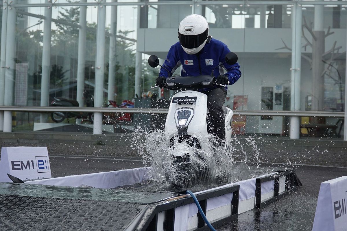 Cara Aman Berkendara Motor Listrik Saat Hujan