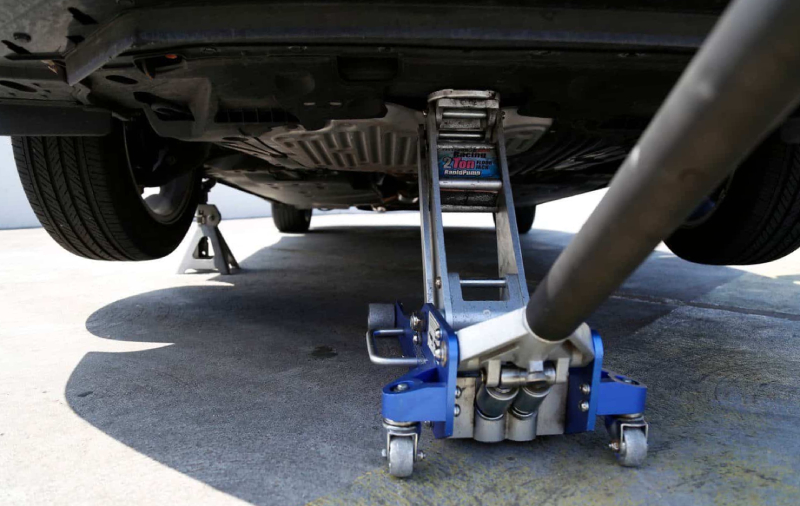 Cara Dongkrak Mobil yang Benar 