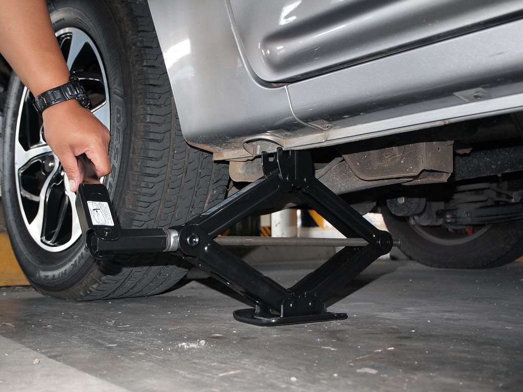 Cara Dongkrak Mobil yang Benar 