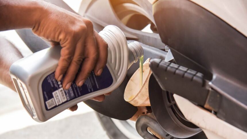 Cara Ganti Oli Mesin Motor Sendiri di Rumah