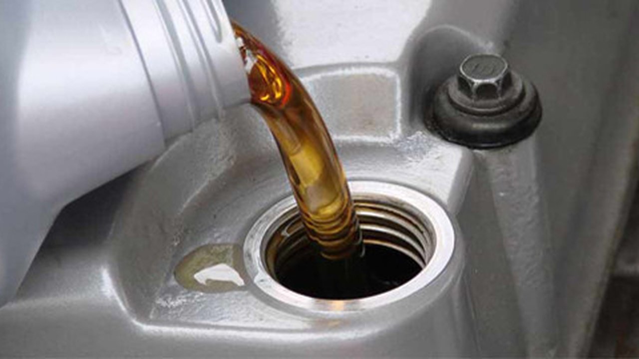 Cara Ganti Oli Mesin Motor Sendiri di Rumah