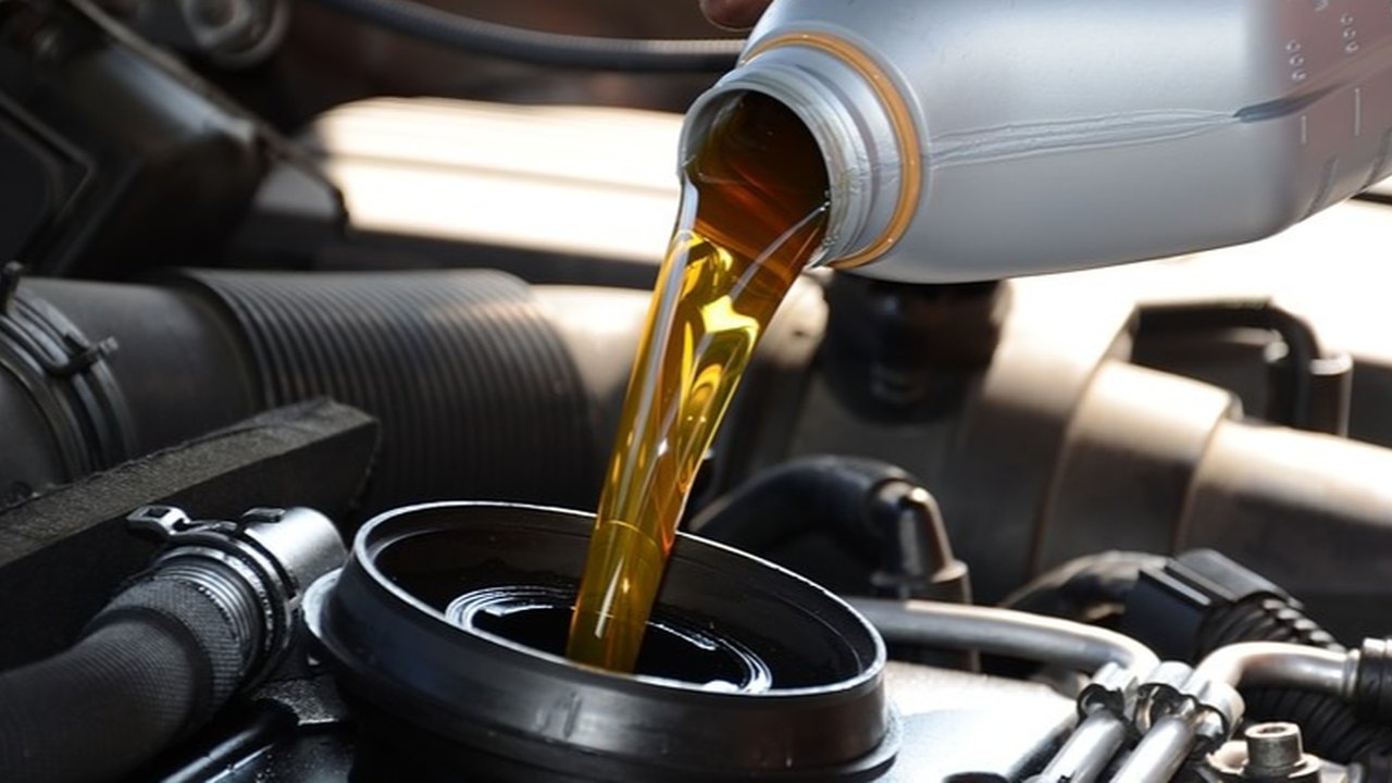 Cara Ganti Oli Mesin Motor Sendiri di Rumah