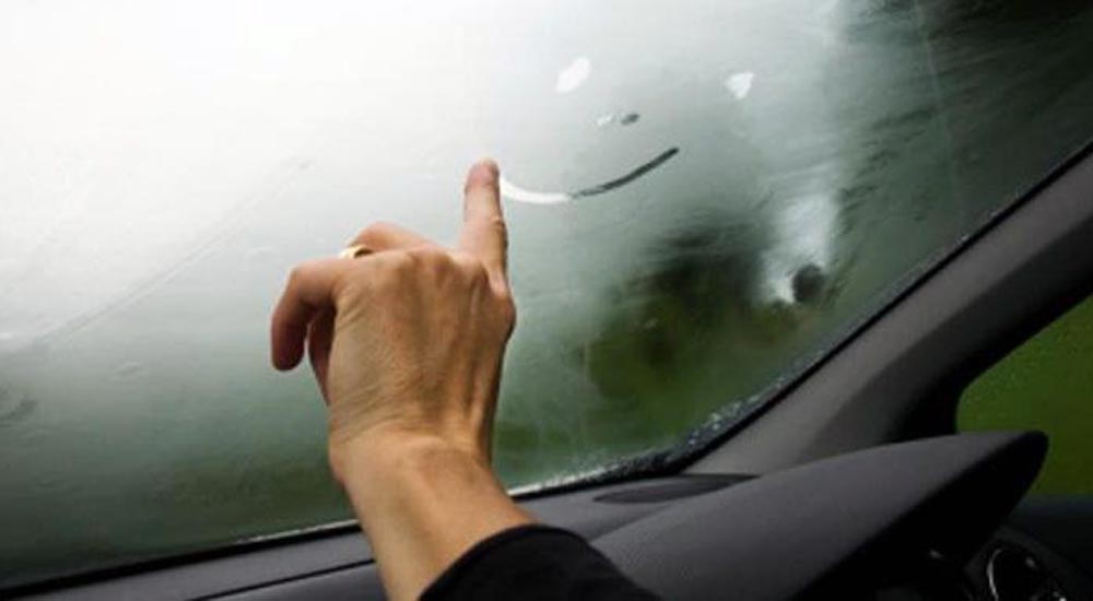 Cara Mengatasi Embun di Kaca Mobil