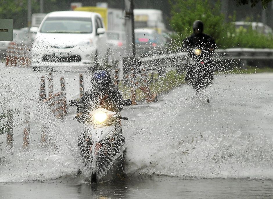 Cara Mengatasi Motor Mogok Setelah Menerjang Banjir