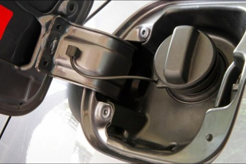 Cara Mengetahui Posisi Tangki Bensin dari Dalam Mobil