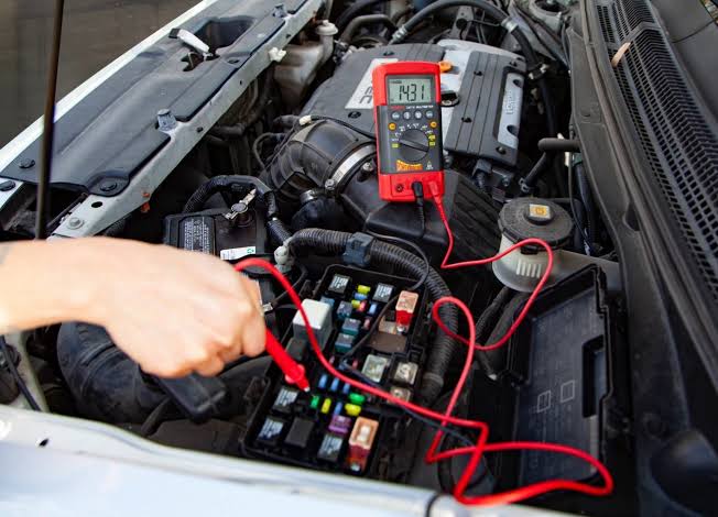 Menjaga Kabel dan Soket di Ruang Mesin Mobil