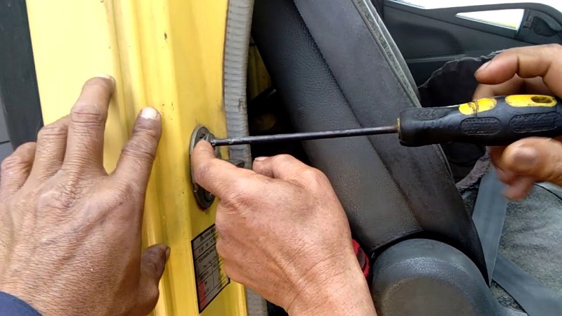 Penyebab Masalah Pintu Mobil Berbunyi