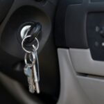 Cara Atasi Kunci Tertinggal di dalam Mobil
