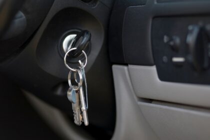 Cara Atasi Kunci Tertinggal di dalam Mobil