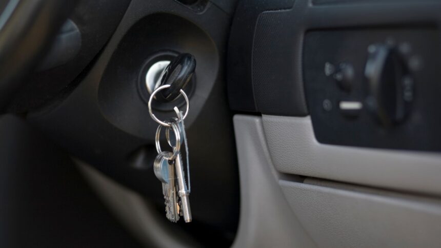 Cara Atasi Kunci Tertinggal di dalam Mobil