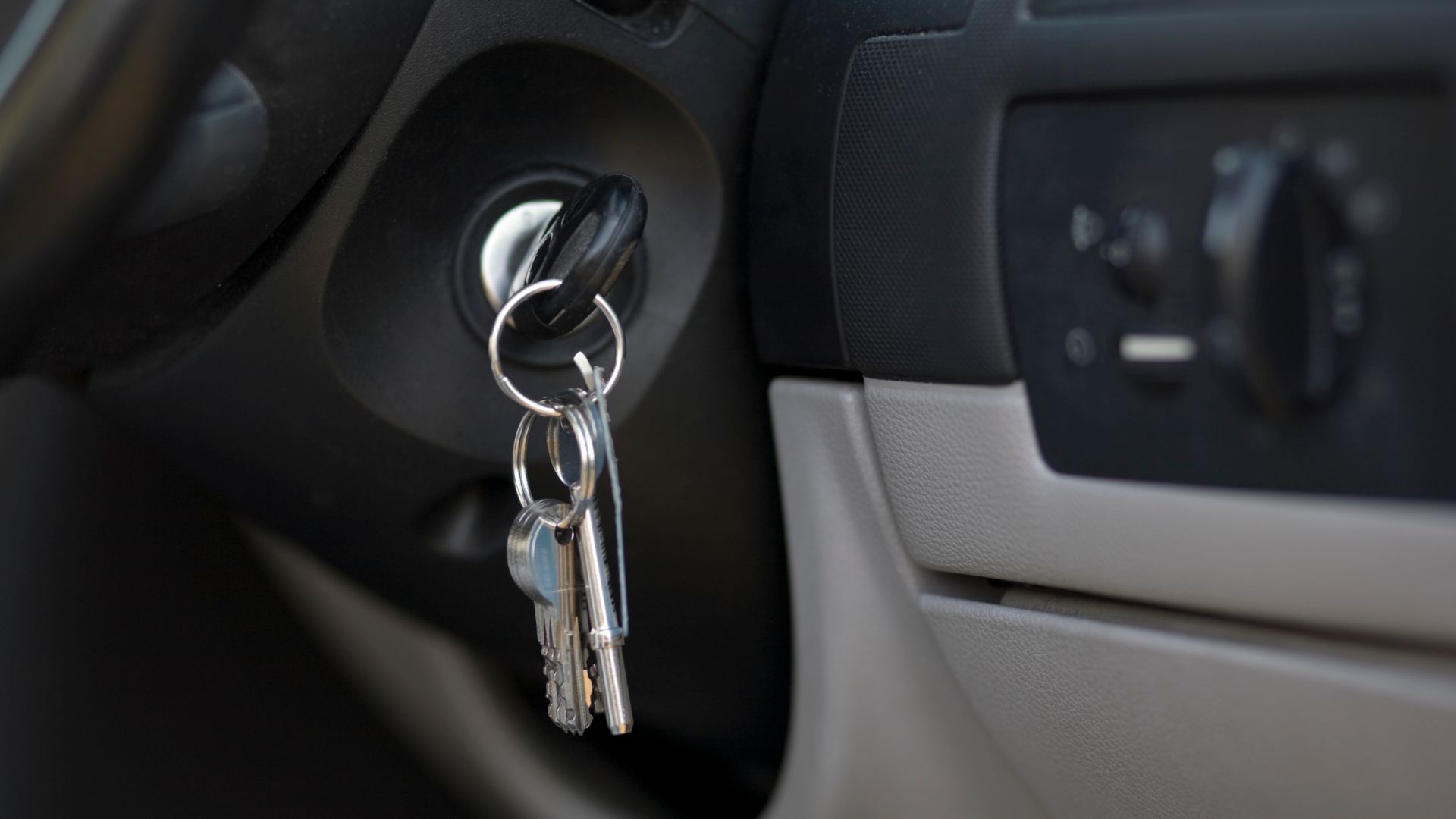 Cara Atasi Kunci Tertinggal di dalam Mobil