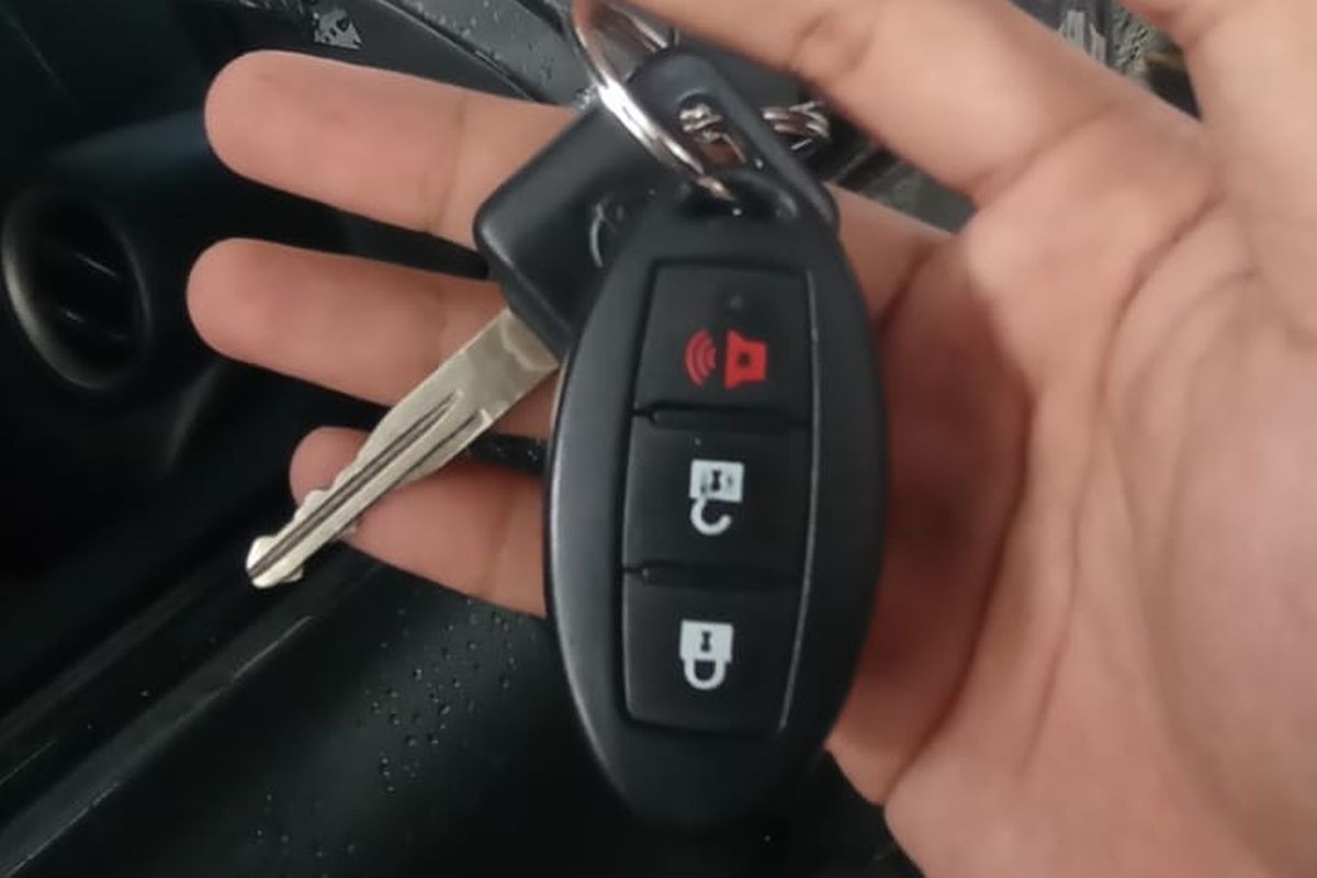 Cara Atasi Kunci Tertinggal di dalam Mobil