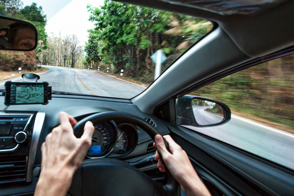 Cara Melakukan Pengereman Darurat pada Mobil