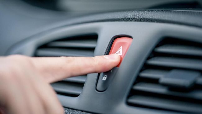 Cara Menggunakan Lampu Hazard yang Benar