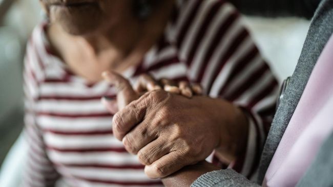 Mengatur Keuangan untuk Biaya Pengobatan Orang Tua