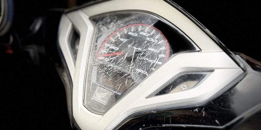 Penyebab Retakan Pada Kaca Speedometer