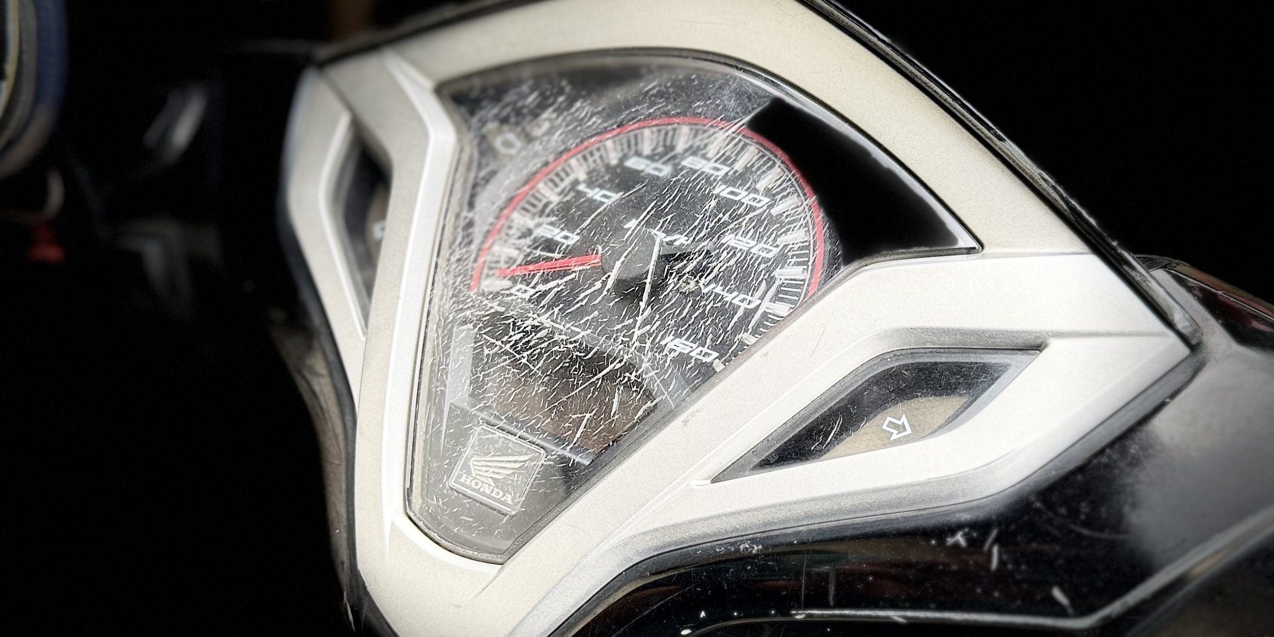 Penyebab Retakan Pada Kaca Speedometer