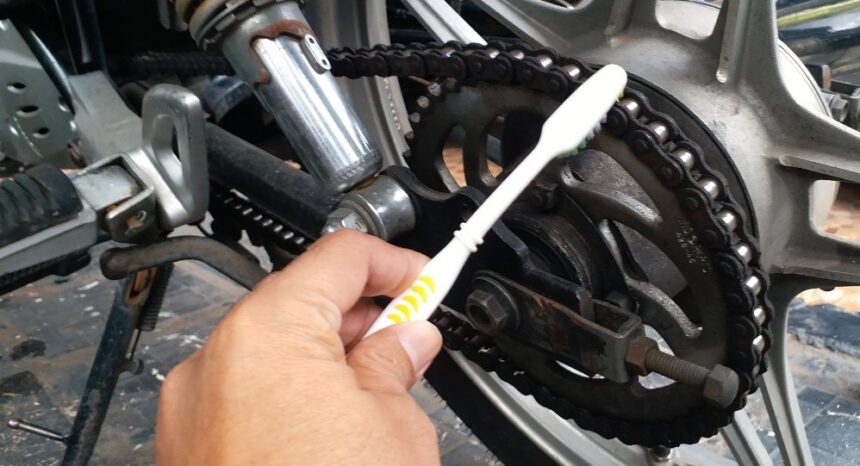 Cara Membersihkan Rantai Motor
